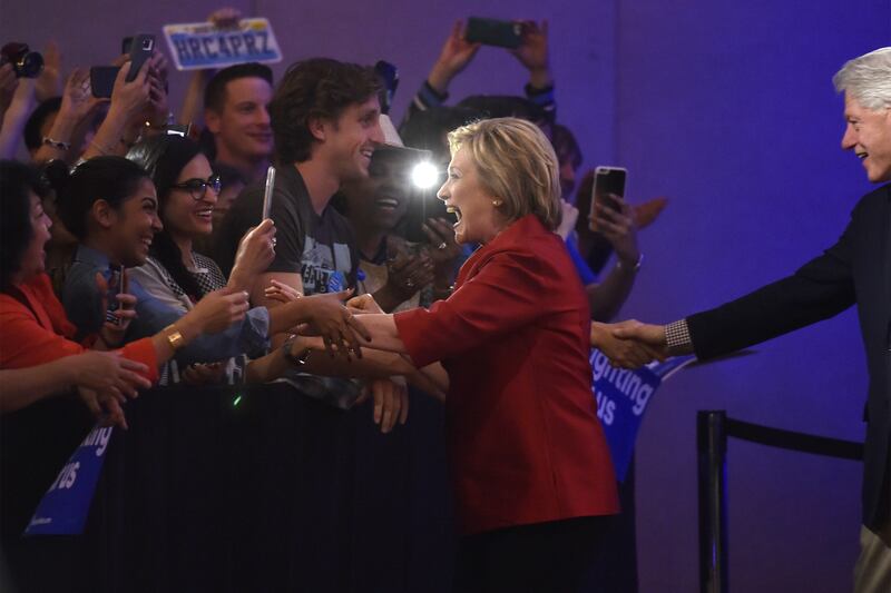 articles/2016/02/20/clinton-escapes-nevada-with-close-win/160220-mak-clinton-win-embed_ulxuc8