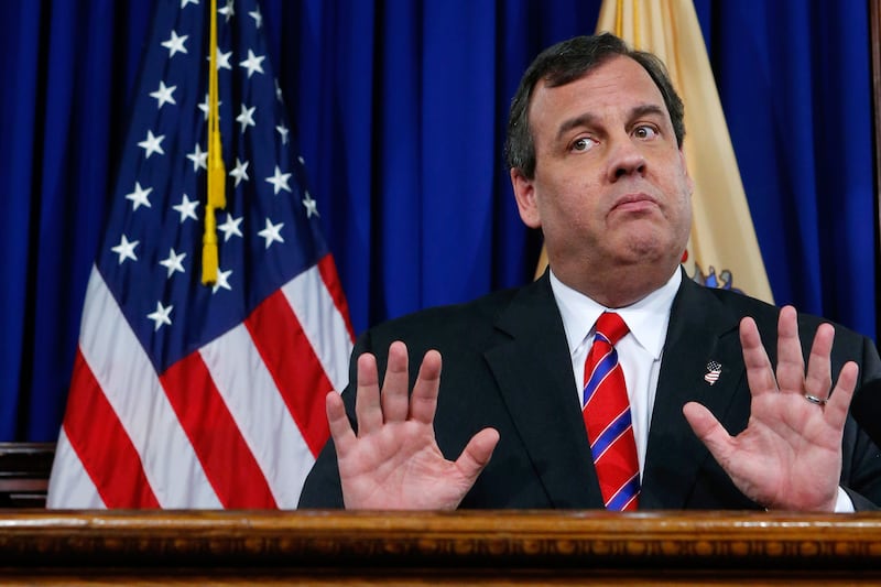 articles/2014/06/25/who-isn-t-investigating-chris-christie/140624-nuzzi-christie-tease_opeuwv