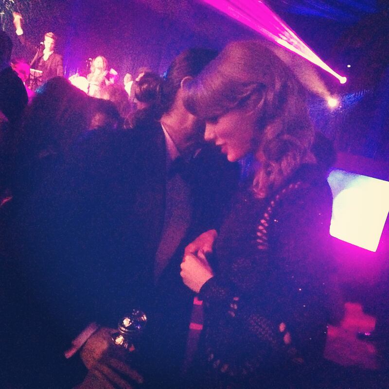 articles/2014/01/13/partying-with-the-golden-globes-stars-taylor-swift-cuts-a-rug-ben-affleck-holds-court-and-more/140113-stern-parties-embed_f9dyhn
