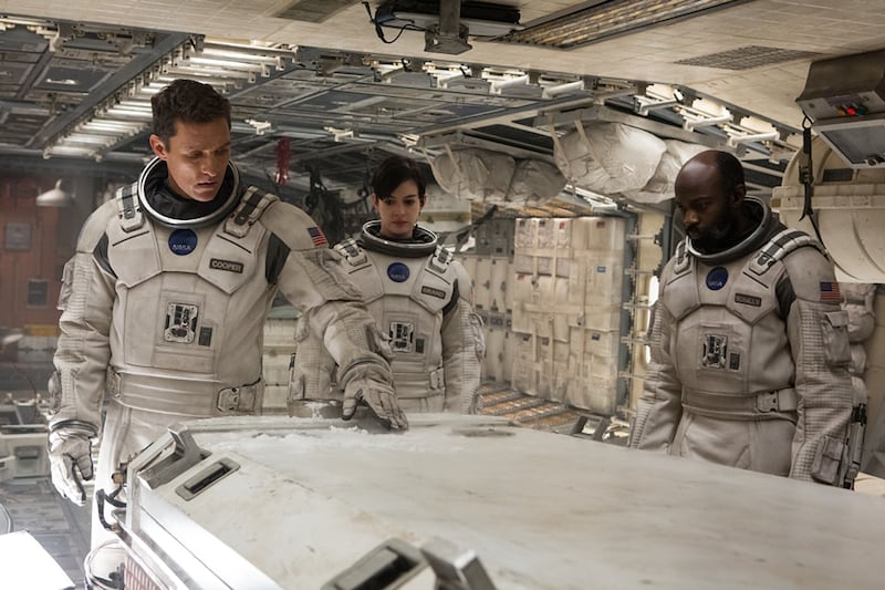 Matthew McConaughey, Anne Hathaway, and David Gyasi.