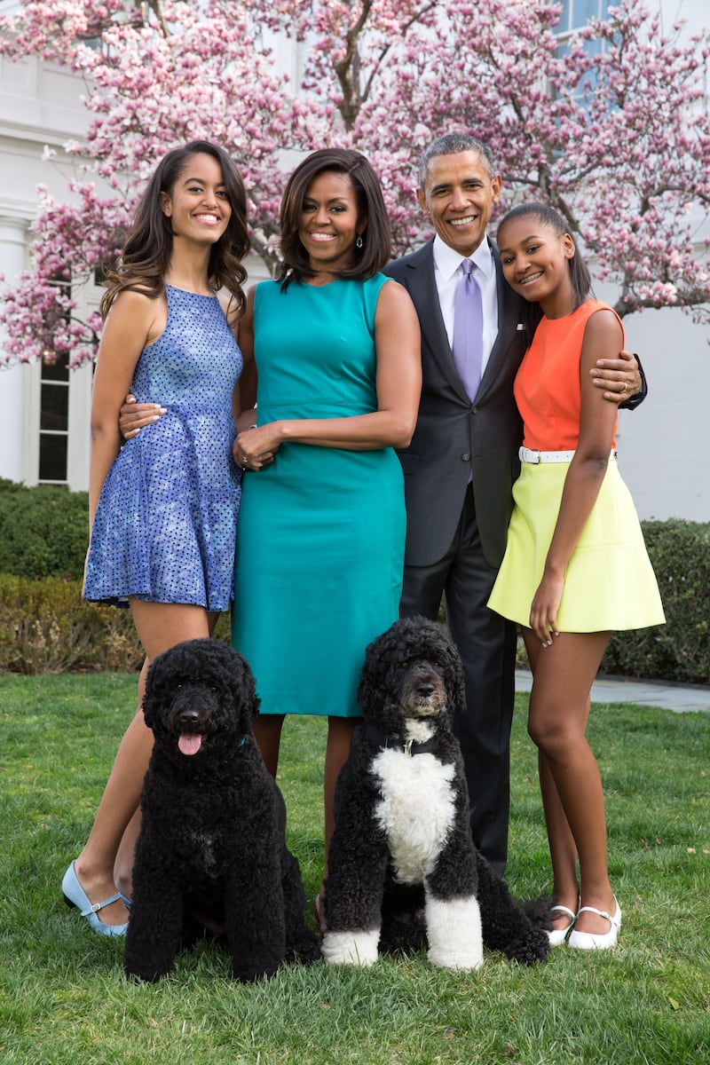 (L) Malia Obama, Michelle Obama, Barack Obama, and Sasha Obama