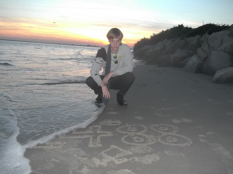 articles/2015/06/20/dylann-roof-visited-slave-plantations-confederate-landmarks-before-massacre/150620-miller-manifesto-timeline-embed10_wdtaeu
