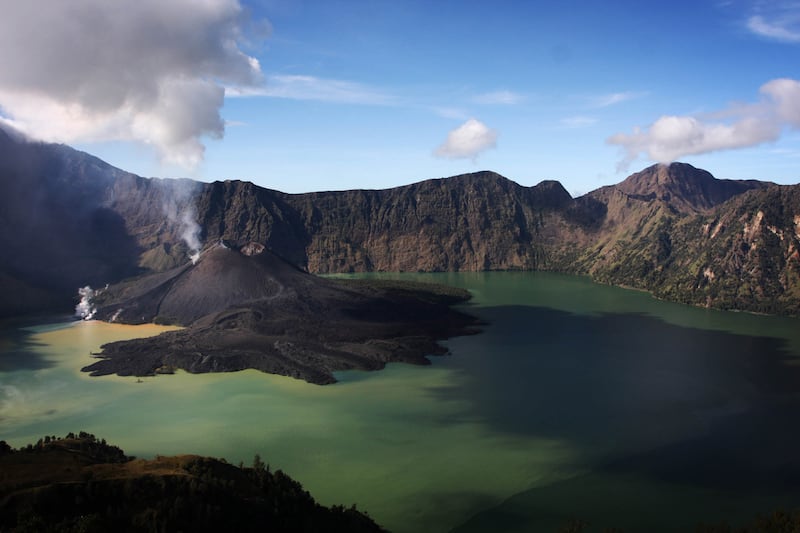 Juliana Marins has sadly passed away after falling off the cliff of Mount Rinjani, a volcano in Lombok, Indonesia.