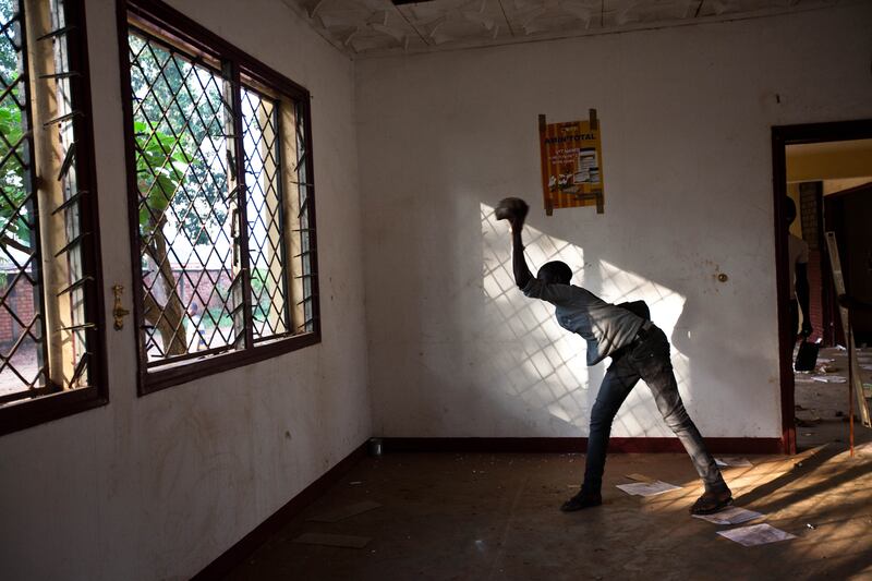 galleries/2013/12/13/chaos-in-the-central-african-republic-photos/131213-central-african6_msqgxd