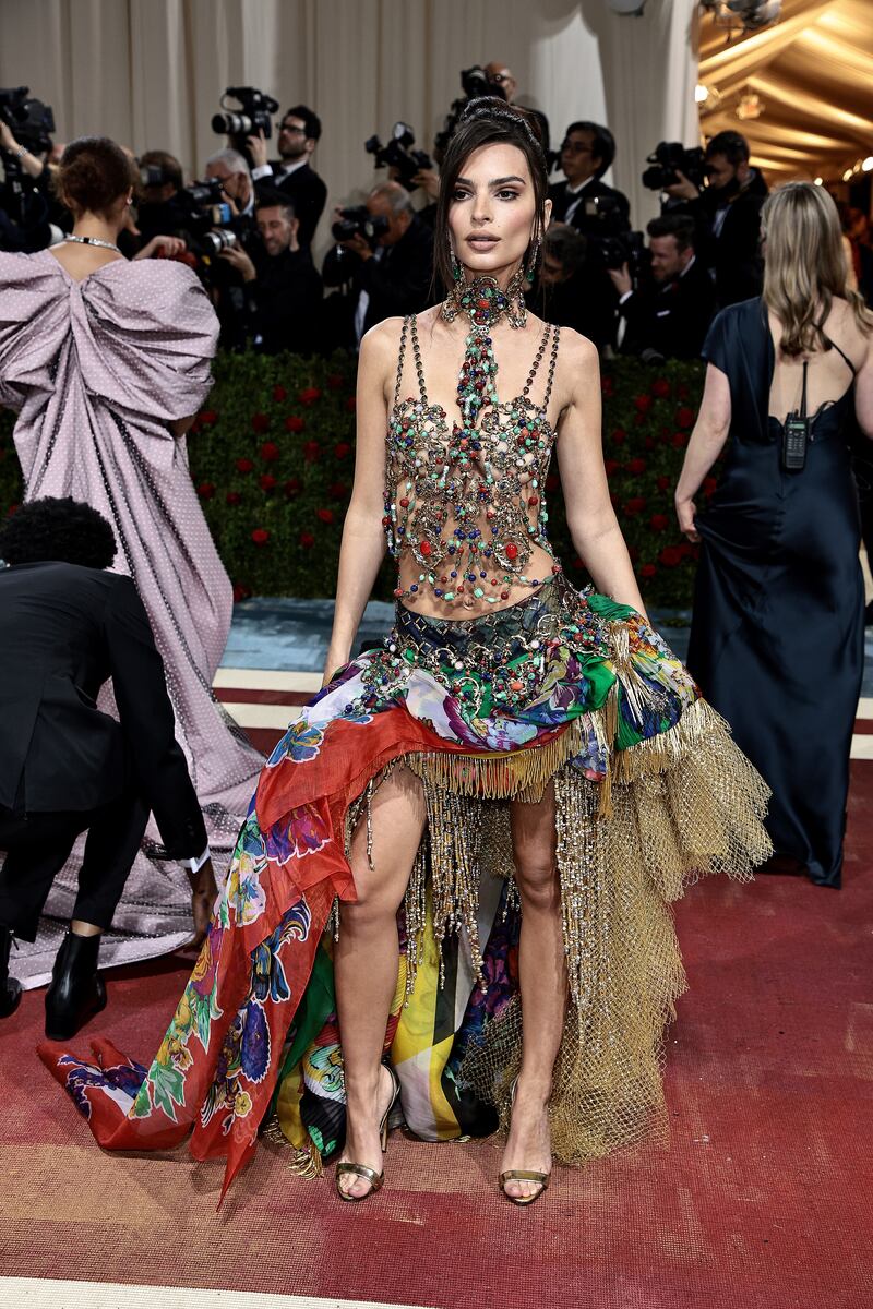met-gala-emily-ratajkowski_xv3nxe