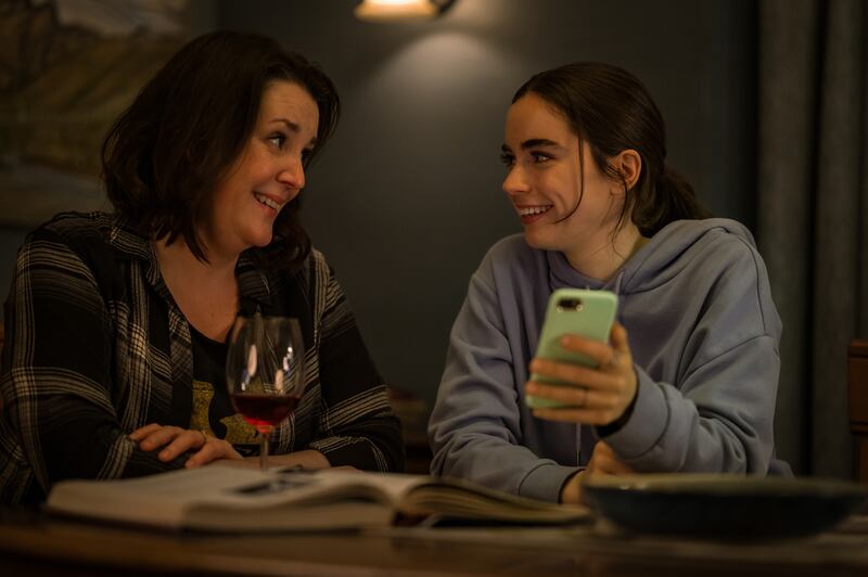 Melanie Lynskey as Shauna and Sarah Desjardins as Callie