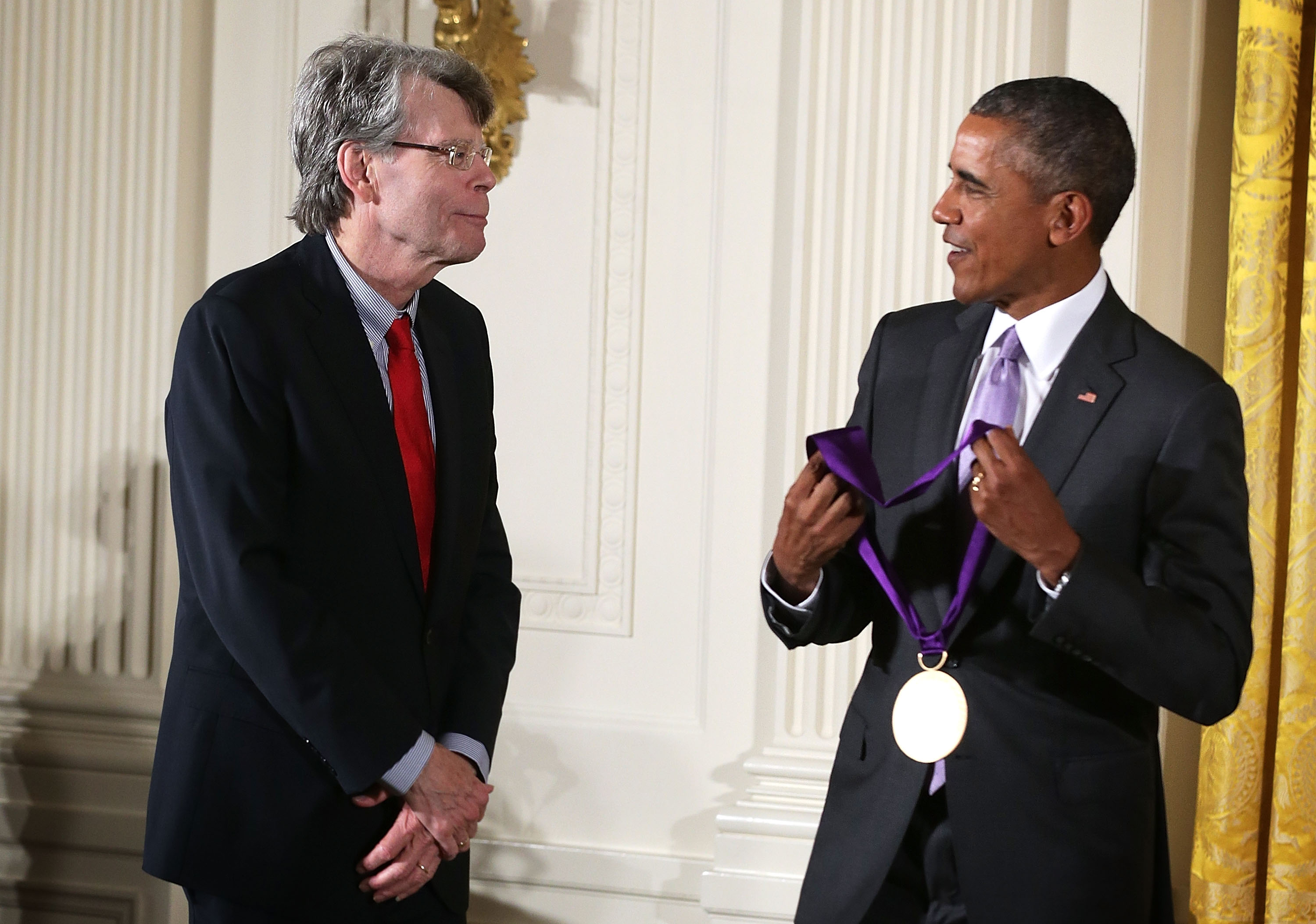 President Barack Obama (R) presents the 2014 National Medal of Arts to Stephen King (L)
