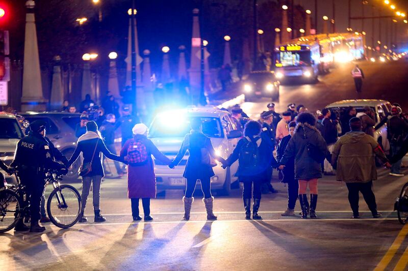 galleries/2015/11/25/chicago-protesters-march-after-release-of-laquan-mcdonald-video-photos/151124-chicago-protests-04_phcpbx