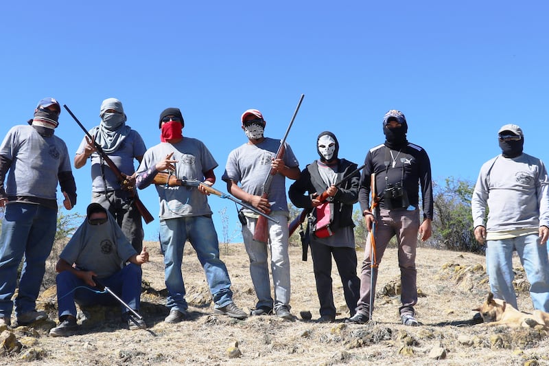 articles/2016/02/13/abandoned-by-the-police-mexicans-fight-to-take-back-their-towns/160212-kryt-mexico-embed2_hnzrxv
