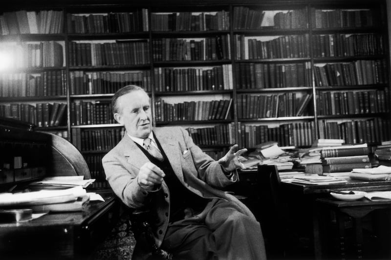 articles/2013/05/23/tolkien-s-unfinished-epic-the-fall-of-arthur/130522-garth-tolkein-tease_fs2xmh
