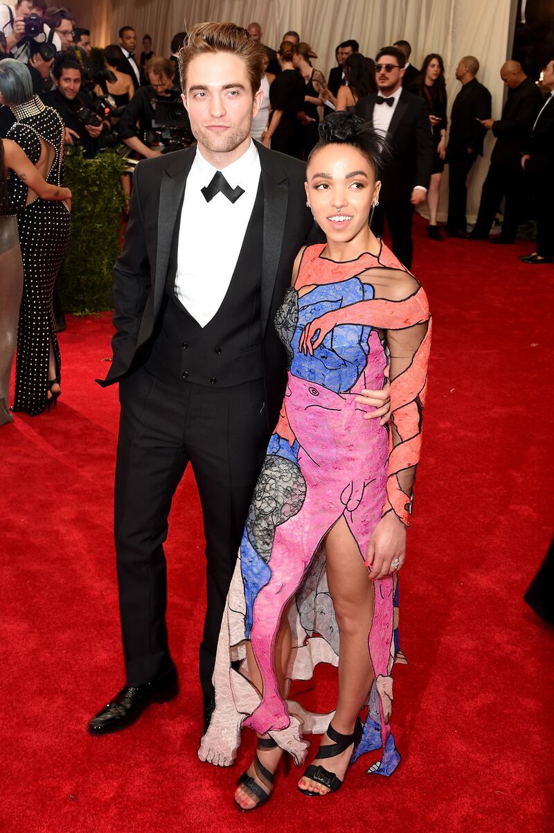 galleries/2015/05/04/how-to-rock-the-met-gala-red-carpet-starring-beyonce-rihanna-and-j-lo/150504-met-gala-23_vp2i1w