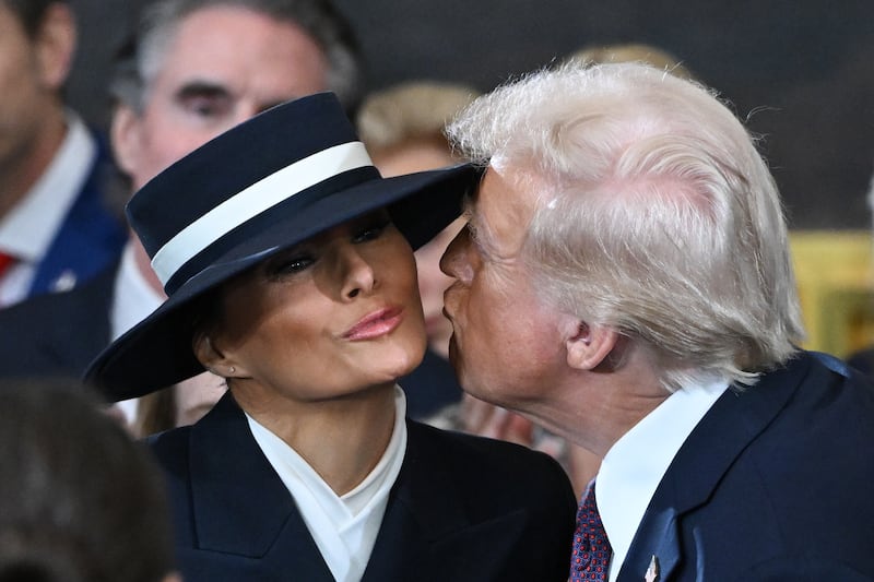 Trump kisses Melania