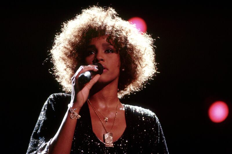 articles/2012/02/11/pop-star-whitney-houston-dies-at-48/whitney-houston-concert-1986_dq7z8v