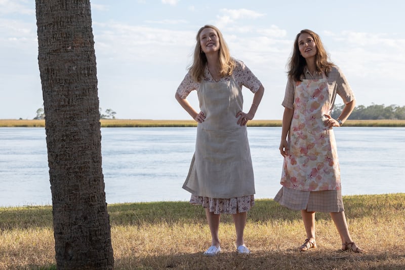 Julianne Moore as Gracie Atherton-Yoo and Natalie Portman as Elizabeth Berry in May December.
