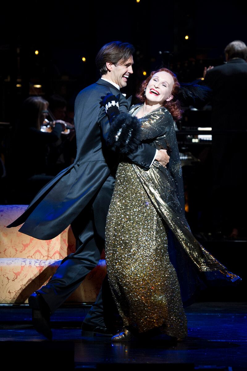 articles/2016/04/24/glenn-close-goes-full-diva-in-sunset-boulevard/160423-hines-glenn-close-embed3_so81xa