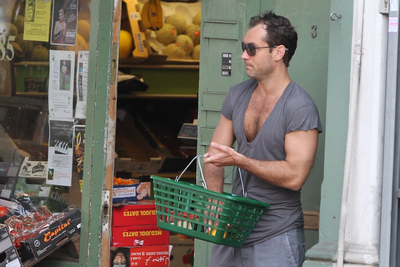 articles/2014/05/20/jude-law-and-the-great-male-he-vage-crisis/140520-teeman-heavage-tease_chx3oz