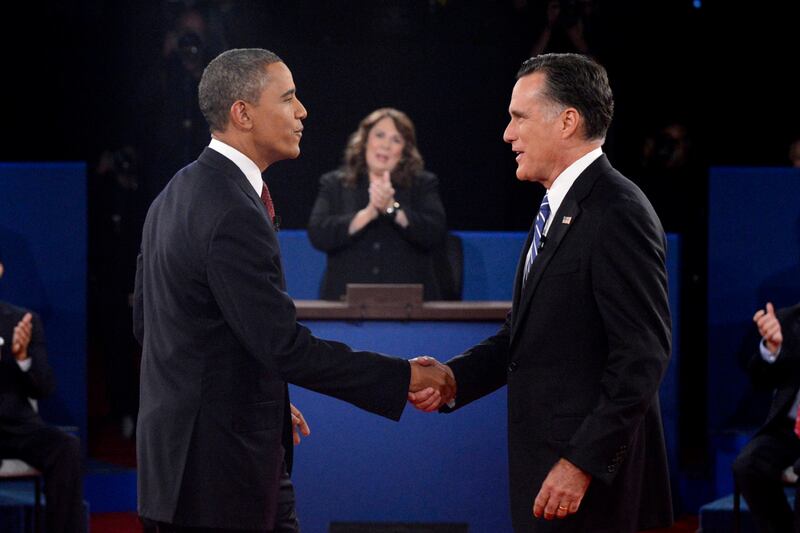 articles/2012/10/17/candy-crowley-correction-of-romney-over-benghazi-fuels-fury-in-right-wing-blogosphere/obama-shake-romney-candy_tvdczo