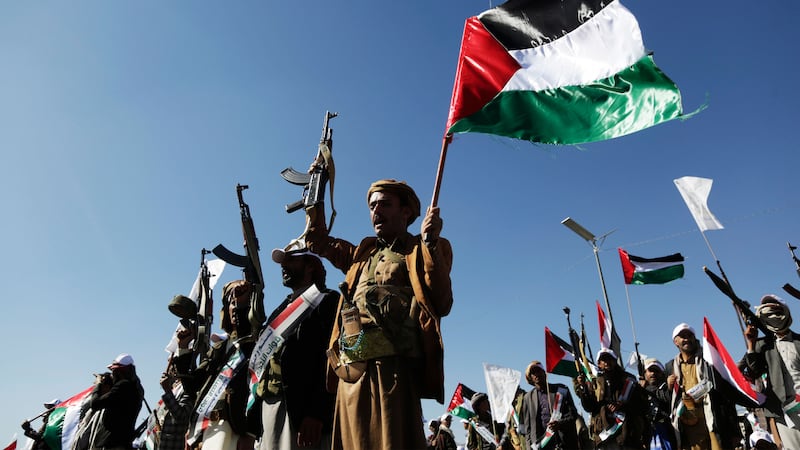 A photo including Yemenis militarily trained by the Houthi movement