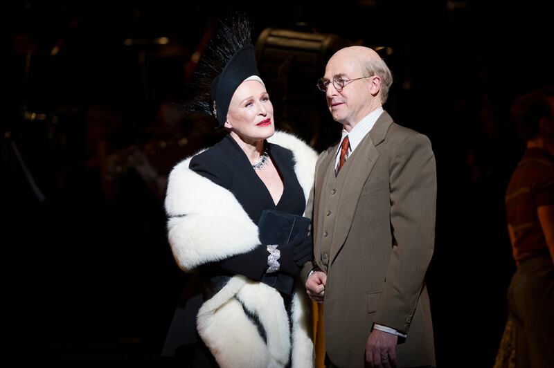 articles/2016/04/24/glenn-close-goes-full-diva-in-sunset-boulevard/160423-hines-glenn-close-embed2_c8p7xz