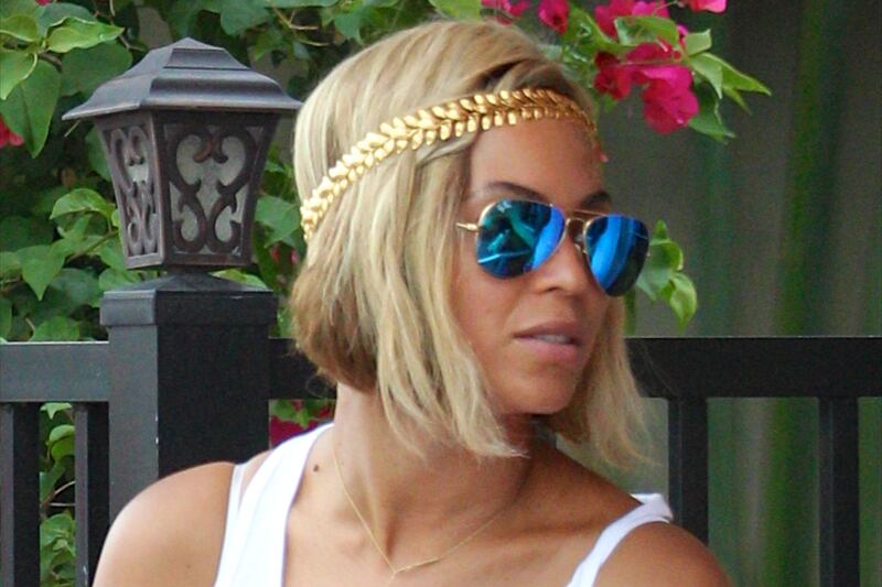 articles/2013/08/16/beyonce-debuts-a-brand-new-blonde-bob/130816-bey-hair-samuels-tease_x5injj