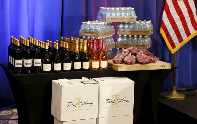 articles/2016/03/09/donald-trump-sells-labor-a-bill-of-goods-and-some-steaks/160308-woodruff-trump-con-embed1_derw2z