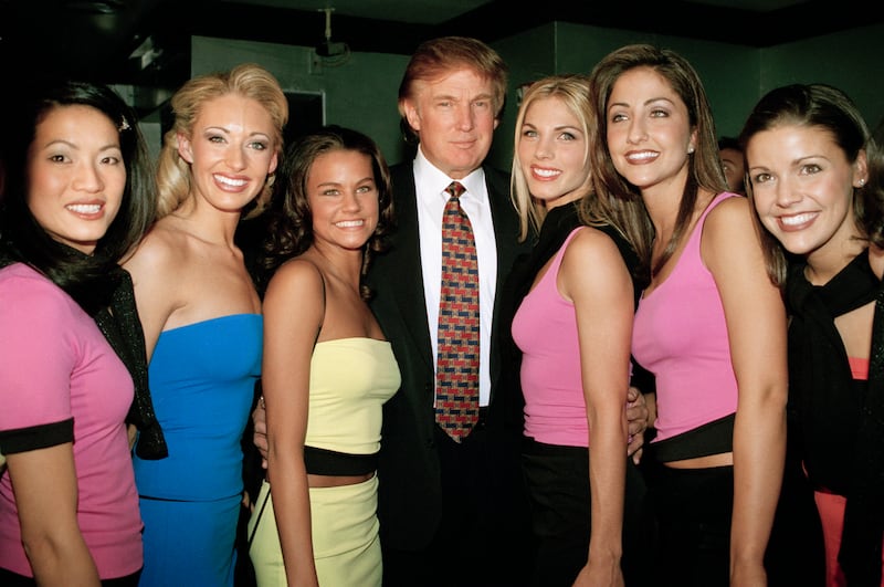 Donald Trump avec les candidates au titre de Miss USA, étant l'organisateur de Miss Univers 1999, à organisé une soirée de lancement de Miss USA (Photo by © LEFRANC DAVID/CORBIS KIPA/Sygma via Getty Images)
