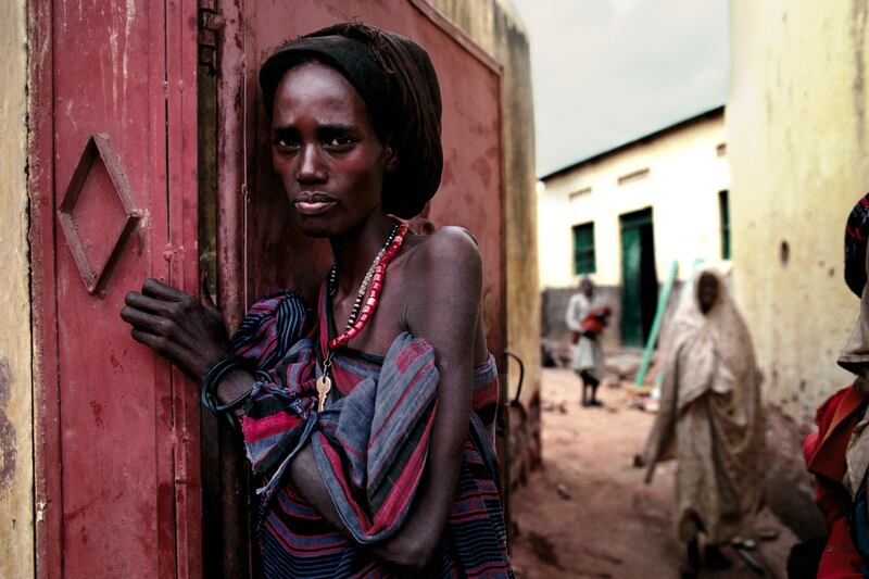 galleries/2015/11/14/love-and-war-through-peter-turnley-s-lens-photos/151113-love-war11_nw9j7y