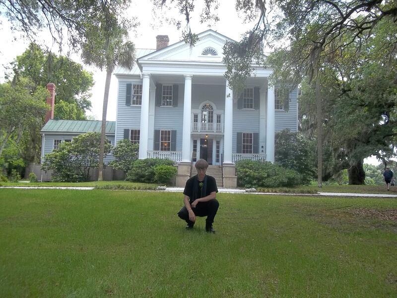 articles/2015/06/20/dylann-roof-visited-slave-plantations-confederate-landmarks-before-massacre/150620-miller-manifesto-timeline-embed7_bawscw