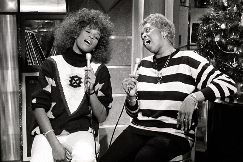 articles/2012/02/11/pop-star-whitney-houston-dies-at-48/whitney-houston-cissy-houston_d4g9oj