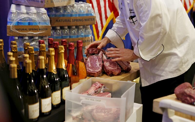 articles/2016/03/09/donald-trump-sells-labor-a-bill-of-goods-and-some-steaks/160308-woodruff-trump-con-embed2_yschmm