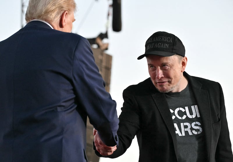 Musk shakes Trump's hand.