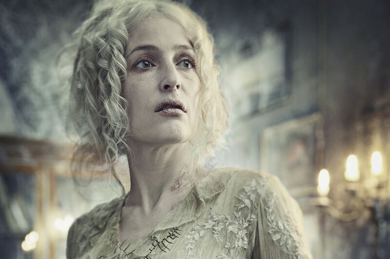 articles/2012/03/28/gillian-anderson-on-x-files-downton-abbey-great-expectations/gillian-anderson-interview-lacob-main_v7ftni