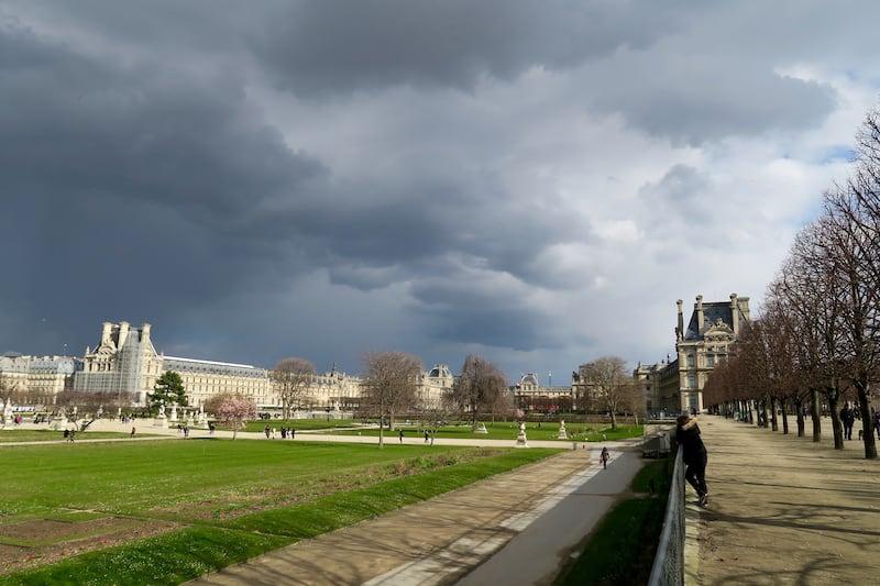 articles/2016/03/13/les-tuileries-the-phantom-palace-of-paris/160312-dickey-phantom-palace-embed2_m4k476