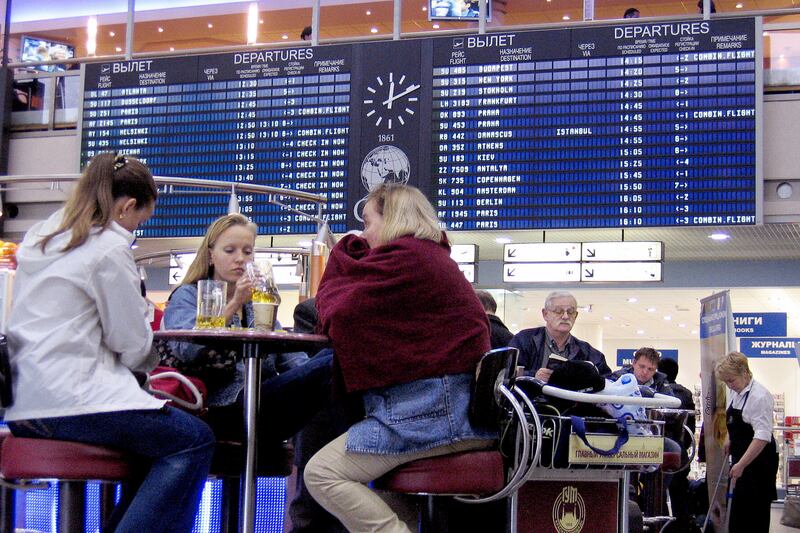 articles/2013/06/25/edward-snowden-is-livin-the-dream-at-the-sheremetyevo-international-airport/130625-haglage-Sheremetyevo-airport-living-tease_qxafo5