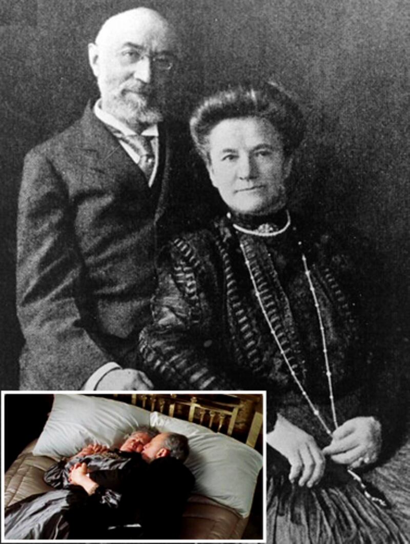 galleries/2012/04/06/secrets-from-the-set-of-the-movie-titanic-photos/titanic-secrets-couple_tptgs2