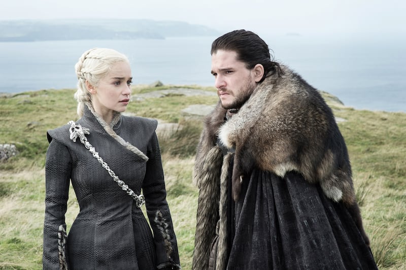 Emila_Clarke_Kit_Harington_photo_Helen_Sloan_HBO_lhwgp0