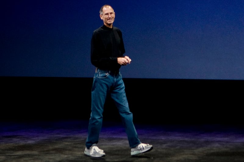 articles/2011/10/06/steve-jobs-timeless-geek-chic-faded-jeans-and-a-mock-turtleneck/steve-jobs-fashion-givhan_pvrv5r