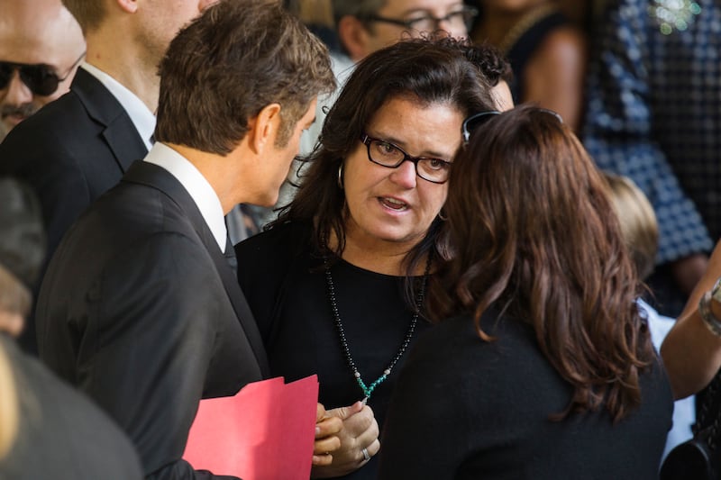 articles/2014/09/08/inside-joan-rivers-funeral-laughs-tears-howard-stern-hugh-jackman-and-new-york-new-york-on-bagpipes/140908-teeman-rivers-embed3_zbve0r
