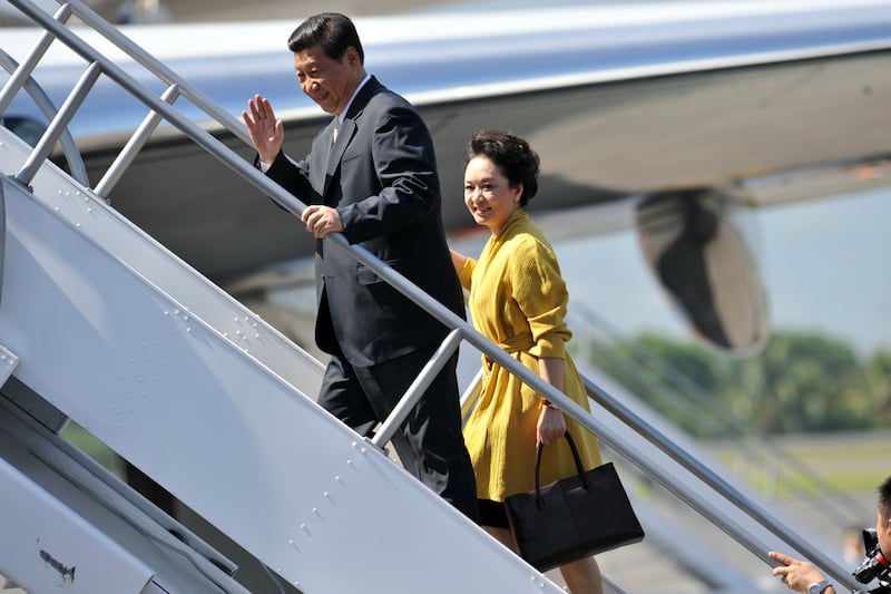 articles/2013/07/31/chinese-first-lady-nabs-a-spot-on-vanity-fair-s-2013-international-best-dressed-list-sound-of-music-costumes-sell-for-over-1-3-million/firstladyedit_q01org