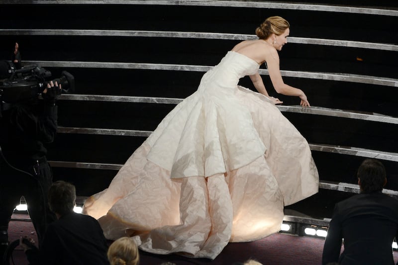 articles/2013/02/25/jennifer-lawrence-s-oscar-fall-heard-round-the-world-anne-hathaway-s-nipples-join-twitter/lawrencefalledit_xtpb2g