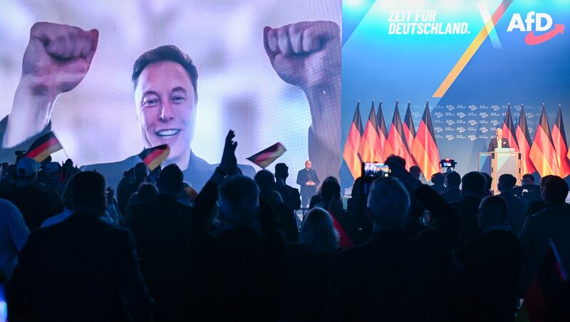 US billionaire Elon Musk talks to Alice Weidel (r), Federal Chairwoman of the AfD, at the AfD's election campaign launch via a video overlay.