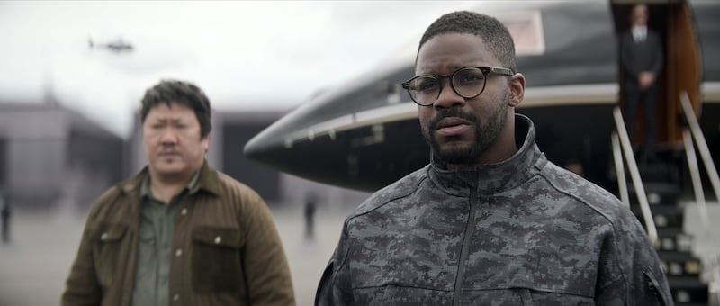 Benedict Wong as Da Shi, Jovan Adepo as Saul Durand in episode 108 of 3 Body Problem.