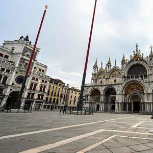 200517-nadeau-venice-tourism-hero_uywfwt