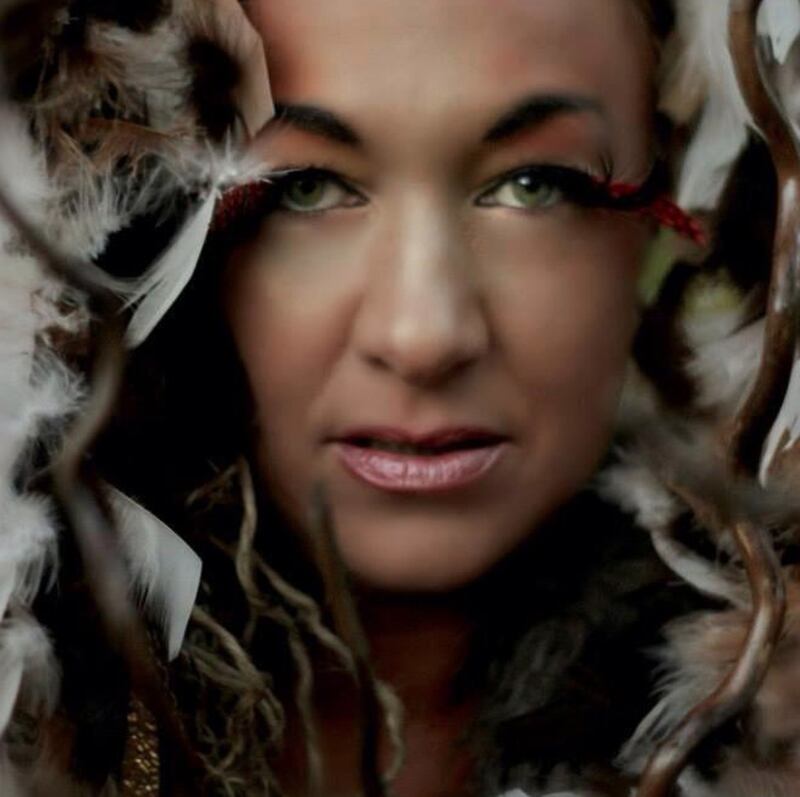 articles/2015/06/12/how-did-this-white-woman-convince-everyone-she-was-black/150612-dolezar-feathers_eleqsx