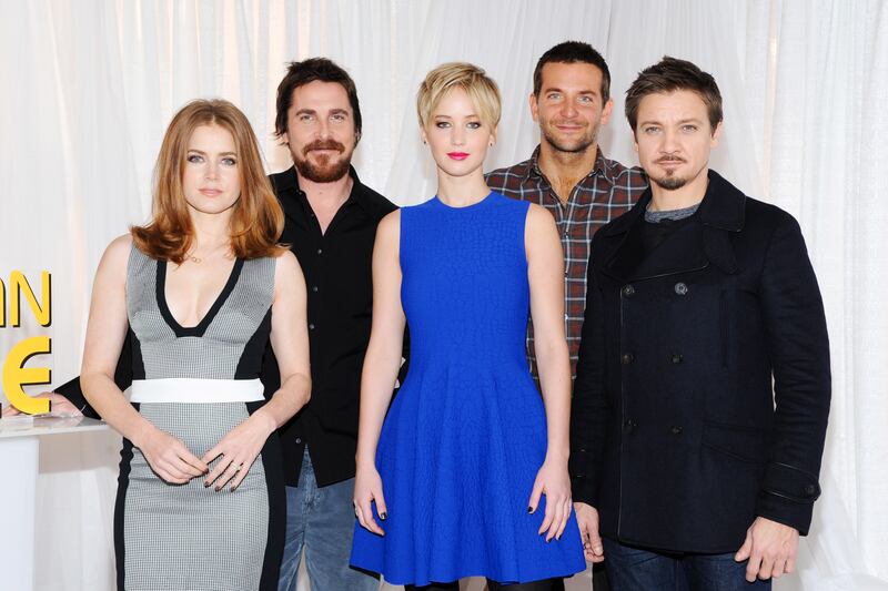 articles/2013/12/09/american-hustle-cast-on-hairdos-the-jennifer-lawrence-amy-adams-kiss-and-more/131208-american-hustle-tease_stswpp