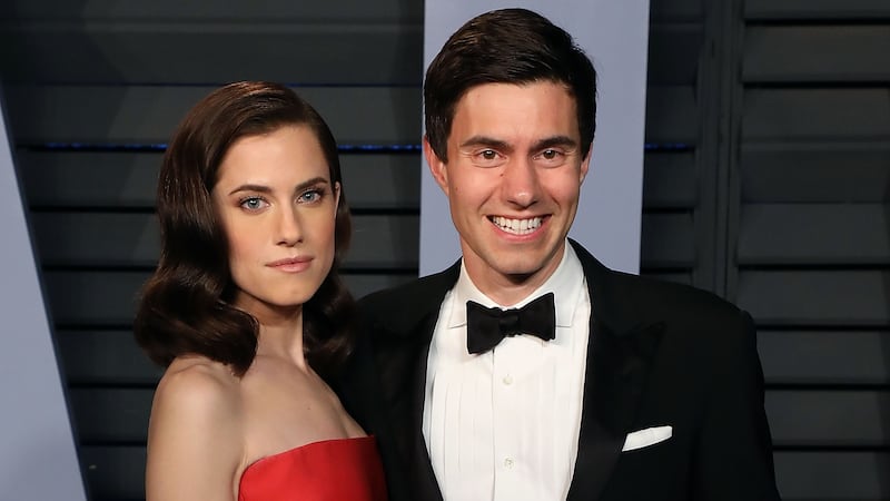BEVERLY HILLS, CA - MARCH 04:  Allison Williams and Ricky Van Veen attend the 2018 Vanity Fair Oscar Party hosted by Radhika Jones at Wallis Annenberg Center for the Performing Arts on March 4, 2018 in Beverly Hills, California.  (Photo by Taylor Hill/FilmMagic)