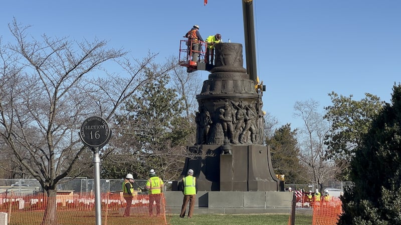 Workers dismantling the monument in 2023 as part of the Biden administration’s efforts to remove Confederate symbols from U.S. military sites.