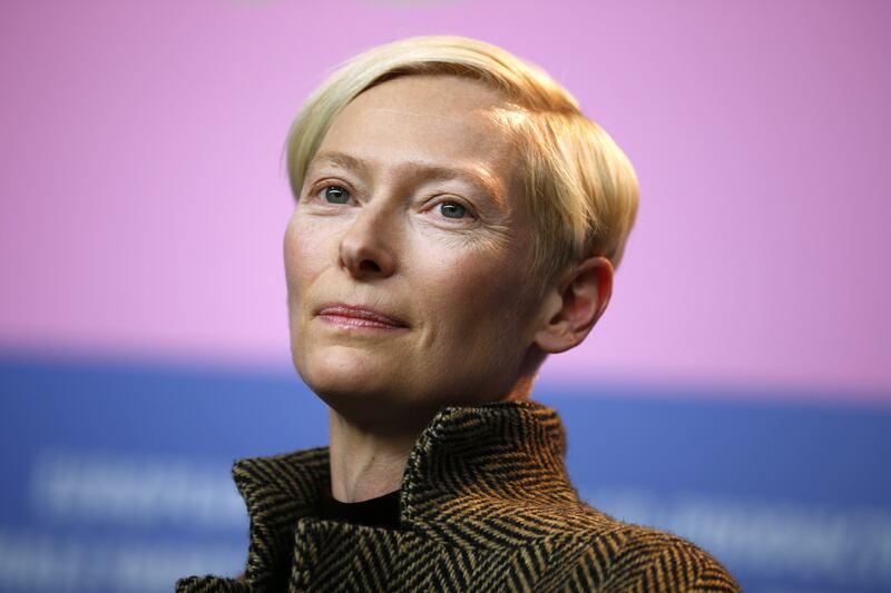articles/2014/03/11/tilda-swinton-blasts-putin-at-sxsw-discusses-only-lovers-left-alive-and-my-cousin-david-bowie/140310-stern-swinton-tease_vx9tvg