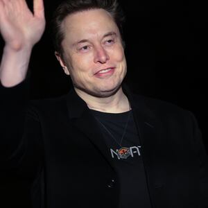 Elon Musk holds an Air Force One stuffy after returning to the White House aboard Marine One with President Trump.