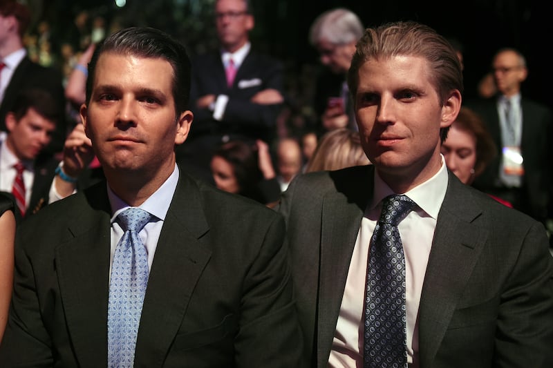 galleries/2016/11/07/hillary-clinton-vs-donald-trump-the-style-battle/161107-teeman-campaign-2016-style-14_kbdnsz